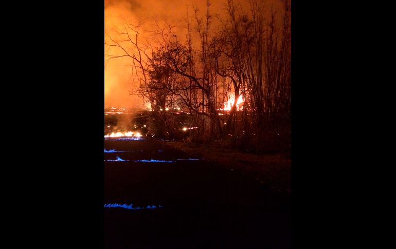 El gas emitido de las grietas en el suelo explota mientras la lava avanza por la calle Kahukai en Leilani Estates. AP/Servicio Geológico de EU