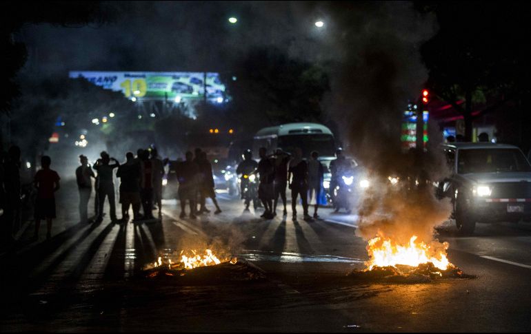 La acción provocó una batalla callejera con piedras y morteros entre ambos bandos. EFE / J. Torres