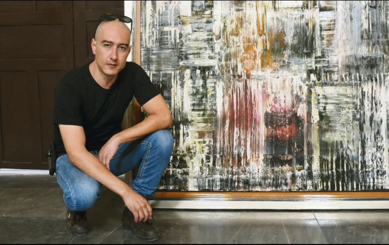 Obra. Eduardo Oz junto con una de las 24 piezas que estarán en exhibición. ESPECIAL