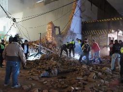 Autoridades investigan si había trabajadores en la obra mientras bomberos buscan supervivientes. AFP/W. Monteros