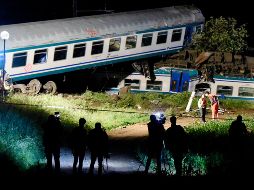 El impacto produjo el descarrilamiento de dos vagones y de la locomotora, y los al menos 40 pasajeros quedaron atrapados. AFP/A. Contaldo