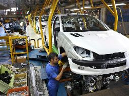 El presidente de EU ha prometido revivir el sector manufacturero de ese país. AP/E. Noroozi