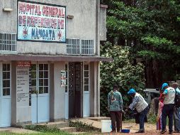 Trabajadores de una clínica se lavan las manos para evitar el contagio del ébola frente a la clínica en Mbandaka, al norte de la República Democrática del Congo. EFE/STR