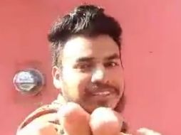 En un punto del video, el sujeto roba su teléfono a la joven antes de dejarlo tirado en una banqueta. FACEBOOK / Alexari Zeron