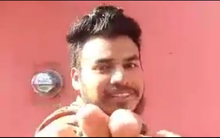 En un punto del video, el sujeto roba su teléfono a la joven antes de dejarlo tirado en una banqueta. FACEBOOK / Alexari Zeron