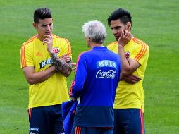 James (I) y Falcao (D) conversan con el seleccionador José Pekerman (C). AFP/L. Acosta