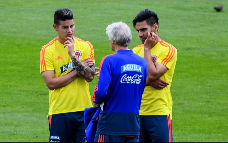 James (I) y Falcao (D) conversan con el seleccionador José Pekerman (C). AFP/L. Acosta