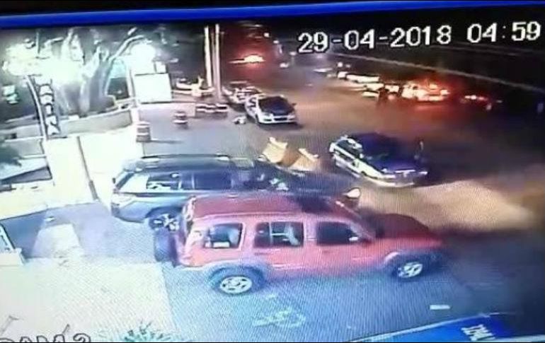 El usuario que reveló los videos, rechaza la versión oficial en el sentido de que todo comenzó con una riña en el interior del bar 