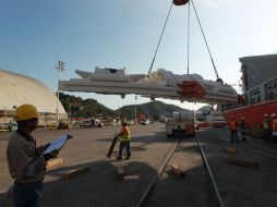 Partes del disco cortador de la tuneladora son descargados del barco que arribó ayer al puerto de Manzanillo. EL INFORMADOR / F. Atilano