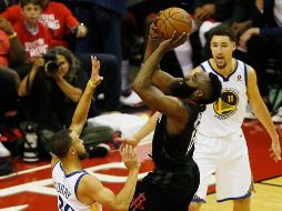 Con esta victoria, los texanos están a un triunfo de disputar las Finales y de destronar a los vigentes campeones. AFP / B. Levey