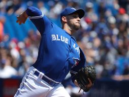 Marco Estrada fue tundido por los bateadores de Anaheim, que le conectaron siete imparables y un cuadrangular. AFP/T. Szcerbowski