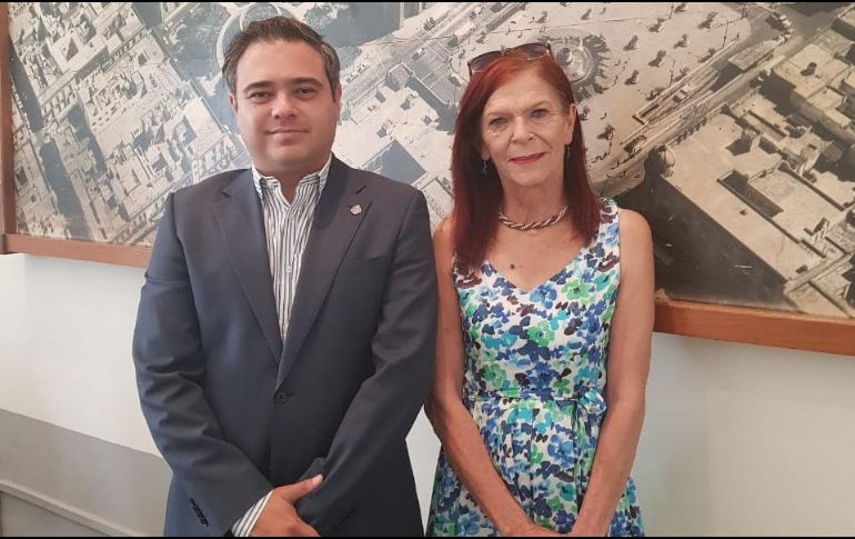 Adriana Rama, bisnieta de Chávez Ocampo, y Rodrigo Tostado, director del Patronato del Centro Histórico. EL INFORMADOR/N. Gutiérrez