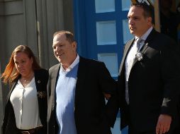 Weinstein (C) se entregó este día en una comisaría de Nueva York y se enfrenta a cargos de violación y abusos sexuales, entre otros. AFP / S. Platt