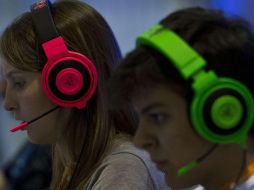 El volumen alto en antros, cine, televisión y uso excesivo de audífonos, en personas de entre los 15 y 24 años de edad, genera riesgo de sordera 30 años antes de lo habitual, advierten. AFP / ARCHIVO