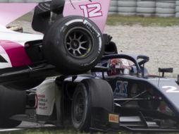 Ambos conductores salieron ilesos, pero las fotos que circularon en las redes sociales mostraron cómo uno de ellos pudo sufrir un incidente más grave si no hubiera estado protegido por el halo. ESPECIAL / motorsport.com