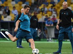 Zidane (D) observa a Cristiano Ronaldo (I) durante el entrenamiento previo a la Final de Kiev. AFP/F. Fife