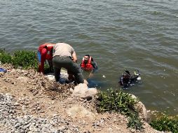 El cuerpo fue ubicado por las autoridades a cuatro metros de la orilla y a tres metros de profundidad. ESPECIAL/ Protección Civil Jalisco