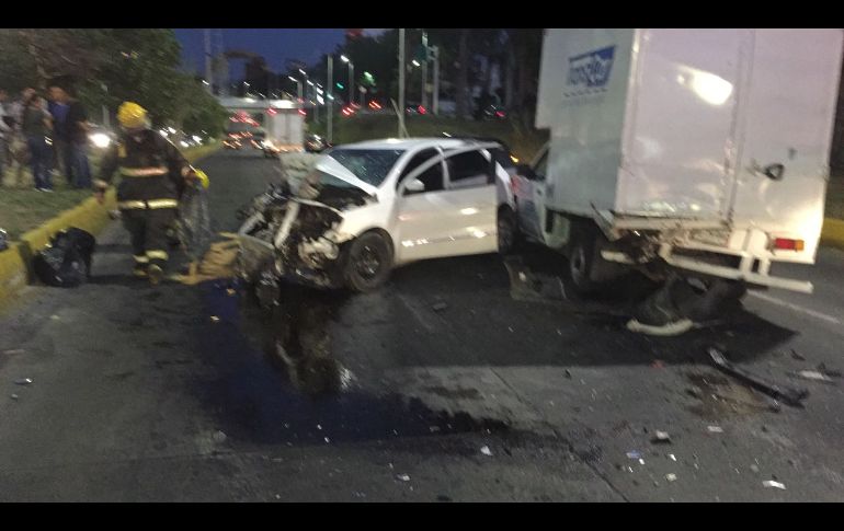 Uno de los vehículos involucrados quedó prácticamente destruido. ESPECIAL / Bomberos GDL