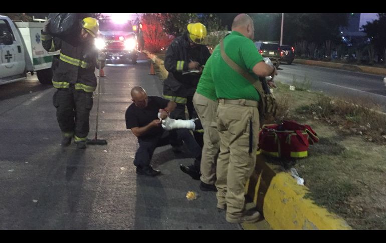Uno de los vehículos involucrados quedó prácticamente destruido. ESPECIAL / Bomberos GDL