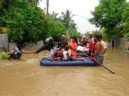 Las inundaciones han destruido 105 viviendas y dañado parcialmente otras cuatro mil 708. AP/H. Priyankara