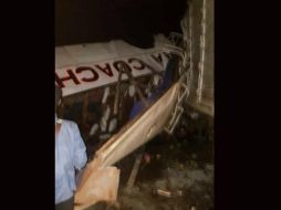 El percance sucedió la noche del viernes, cerca del pueblo de Nanda, cuando el autobús que cubría la ruta entre Lira y Kampala chocó primero contra un tractor y luego contra un camión de transporte. TWITTER / @UgandaRedCross