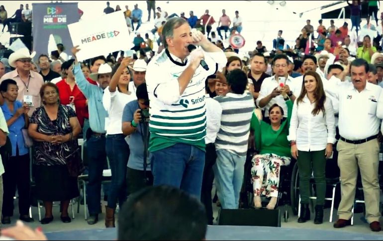 En su visita a Gómez Palacio, Durango, Meade emocionó a los asistentes al ponerse la playera de Santos Laguna. FACEBOOK