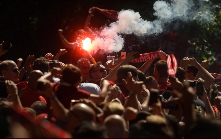 Miles de personas empezaron a congregarse desde las primeras horas de la tarde en Khreschatyk, la calle principal de Kiev. EFE / A. Kravchenko