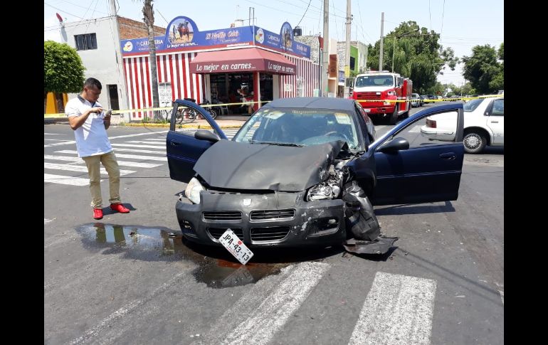 Autoridades reportan además que dos pasajeros del particular y un pasajero del transporte público presentaron lesiones leves. ESPECIAL/ Bomberos Guadalajara