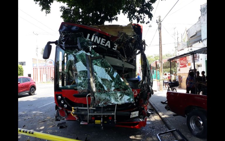 Autoridades reportan además que dos pasajeros del particular y un pasajero del transporte público presentaron lesiones leves. ESPECIAL/ Bomberos Guadalajara