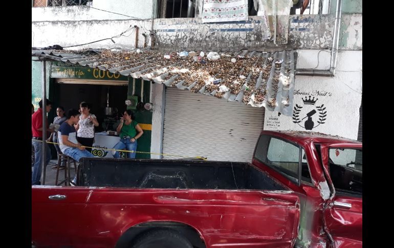 Autoridades reportan además que dos pasajeros del particular y un pasajero del transporte público presentaron lesiones leves. ESPECIAL/ Bomberos Guadalajara