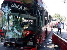 Autoridades reportan además que dos pasajeros del particular y un pasajero del transporte público presentaron lesiones leves. ESPECIAL/ Bomberos Guadalajara