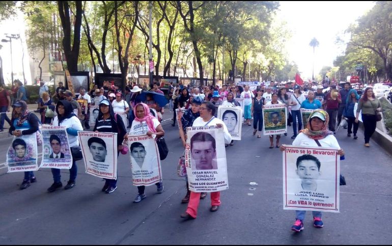 Hay contingentes de organizaciones sociales como el Frente de Pueblos en Defensa de la Tierra de Atenco, y de madres de víctimas de feminicidios en diversas partes del país. TWITTER /  @Tlachinollan