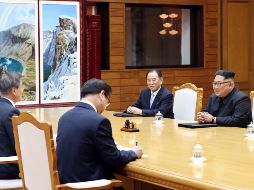 Kim Jong-un y Moon Jae-in durante el encuentro que celebraron para planear la cumbre con Trump. EFE/C. Wa Dae