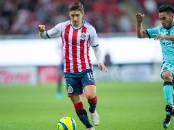 Isaac Brizuela (I) conduce el balón ante la marca de José Juan Vázquez (D), exjugador de Chivas, ahora campeón con Santos. MEXSPORT/ARCHIVO