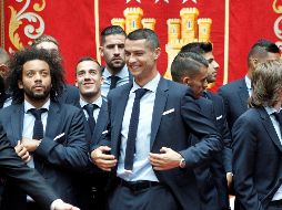 Cristiano (C) es uno de los jugadores que se muestran más entusiastas durante las celebraciones por el triunfo merengue. EFE/V. Lerena