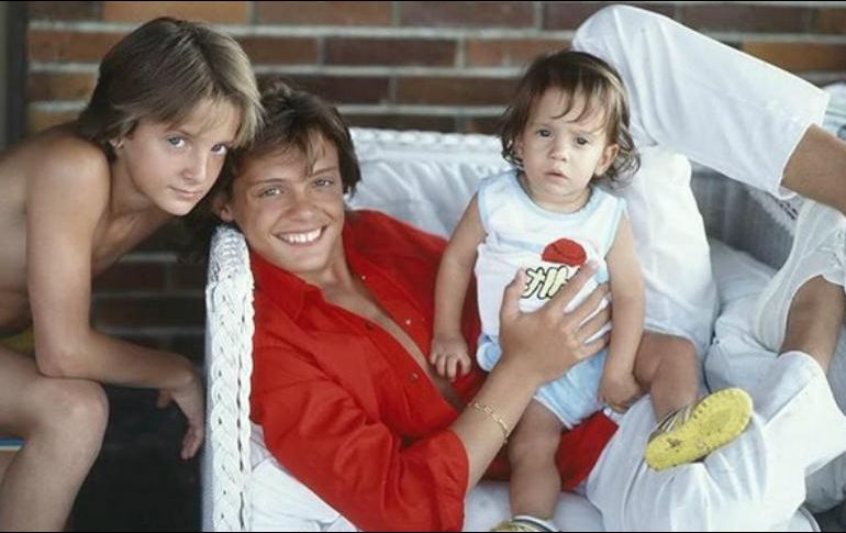 Sergio, hermano menor de Luis Miguel (D), sería fruto de un encuentro de Marcela Basteri con 'El Negro' Durazo. INSTAGRAM / luismiguellaserie