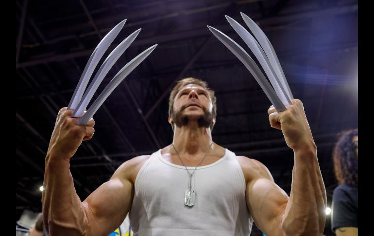 Un hombre disfrazado de 