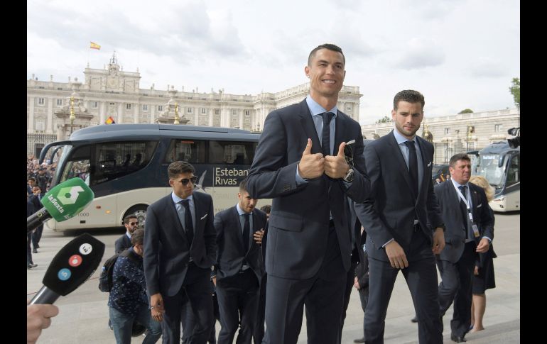 Los jugadores del Real Madrid llegan a la Catedral de La Almudena, en la capital española, para ofrecer la Copa de la Liga de Campeones conseguida ayer,  tras vencer por 3 goles a 1 al Liverpool. EFE/V. de los Reyes