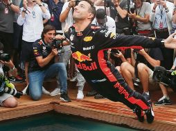 A lo grande. Daniel Ricciardo festejó lanzándose “de panzazo” a una alberca cercana a la bahía de Mónaco. EFE/Y. Lavat