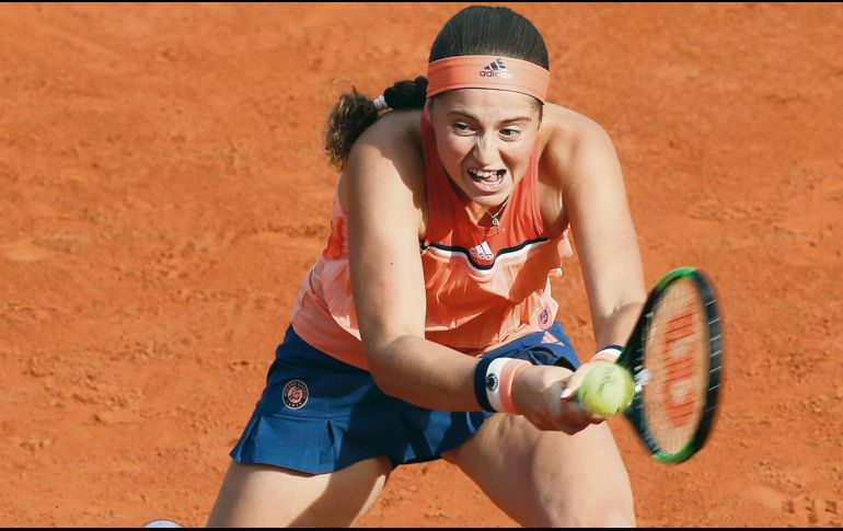 Debut y despedida. Jelena Ostapenko protagonizó la primera sorpresa al dejar el trono vacante. EFE