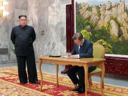 Los presidentes Kim Jong-Un y Moon Jae-In durante su segunda cita. AFP