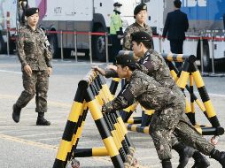 Soldados surcoreanos realizan movimientos en la zona neutral de cara a la reunión. AFP