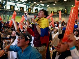 Colombianos celebran los resultados de la jornada electoral. AFP/J. Vizcaíno