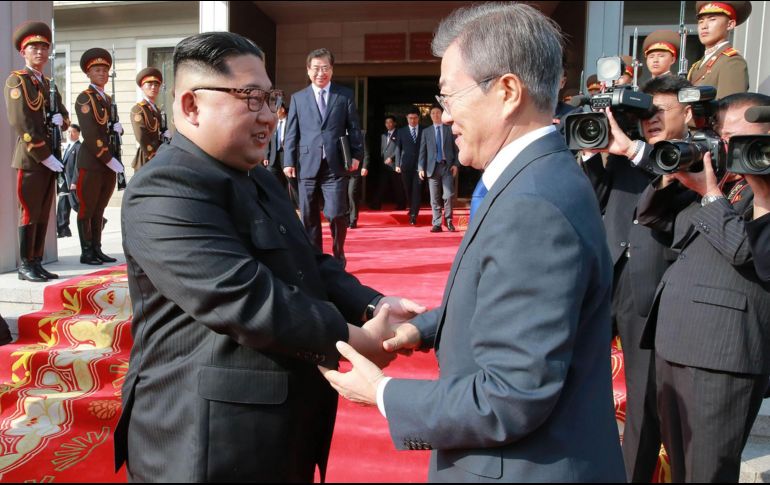 Los contactos entre las naciones se recuperaron a raíz de la reunión mantenida por sorpresa el pasado sábado entre Moon Jae-in y Kim Jong-un. AFP/KCNA