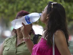 La hidratación implica beber alrededor de dos litros de agua simple al día. NTX / ARCHIVO