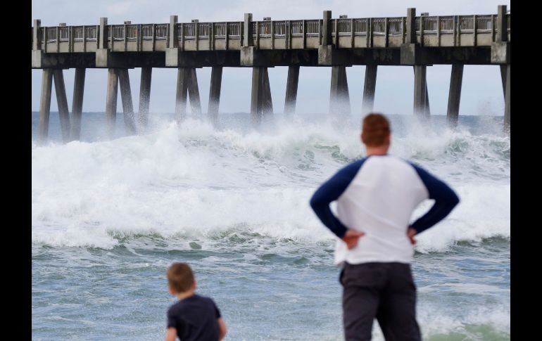 Olas se estrellan en Pensacola, Florida, al aproximarse la tormenta subtropical 