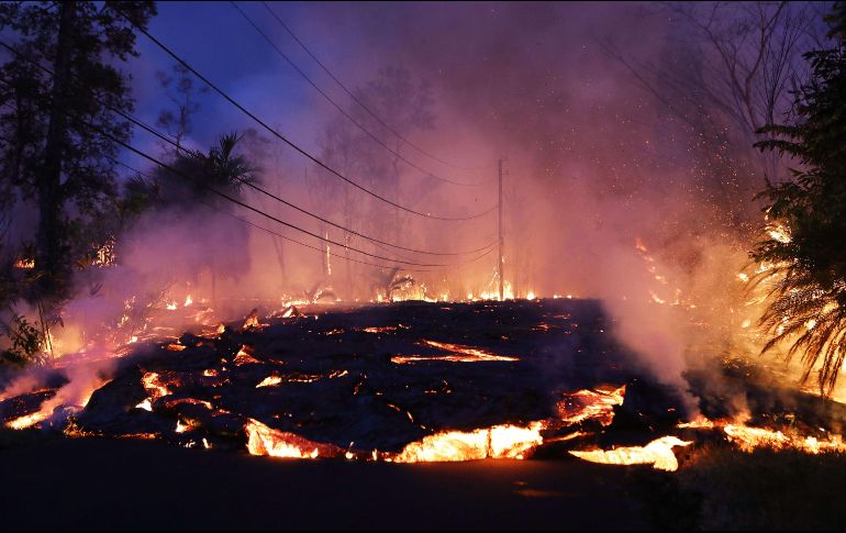 El avance de la lava en una calle de Leilani Estates, en la Isla Grande. AFP / M. Tama