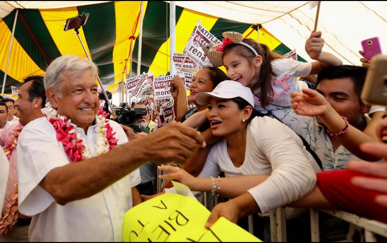 El candidato tabasqueño anuncia que bajaría los precios de insumos básicos como el petróleo y la luz. SUN/ V. Rosas
