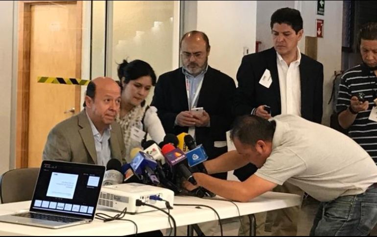 Enrique Andrade (izquierda), consejero presidente de la Comisión del Registro Federal de Electores, descartó que los sufragios enviados desde el extranjero corran riesgo alguno. TWITTER / @Dr_Tacher