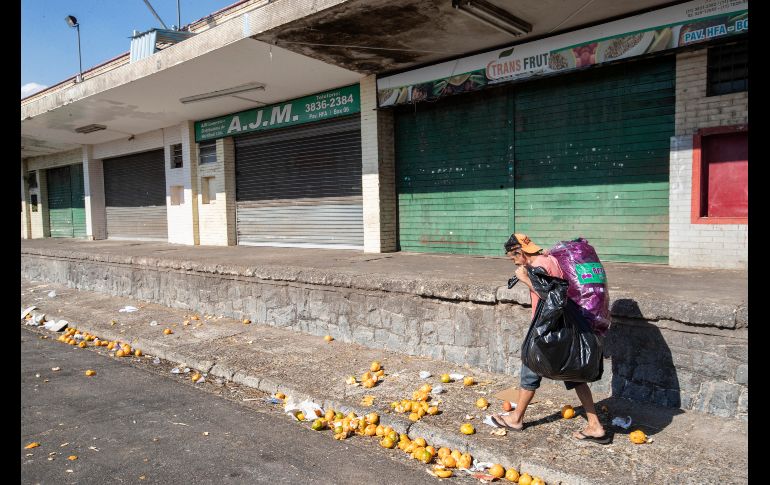 Un hombre camina por la Central de Abastos en Sao Paulo, donde los puestos están cerrados. La huelga, contra el aumento de los precios del diésel, ha impactado en todos los sectores.